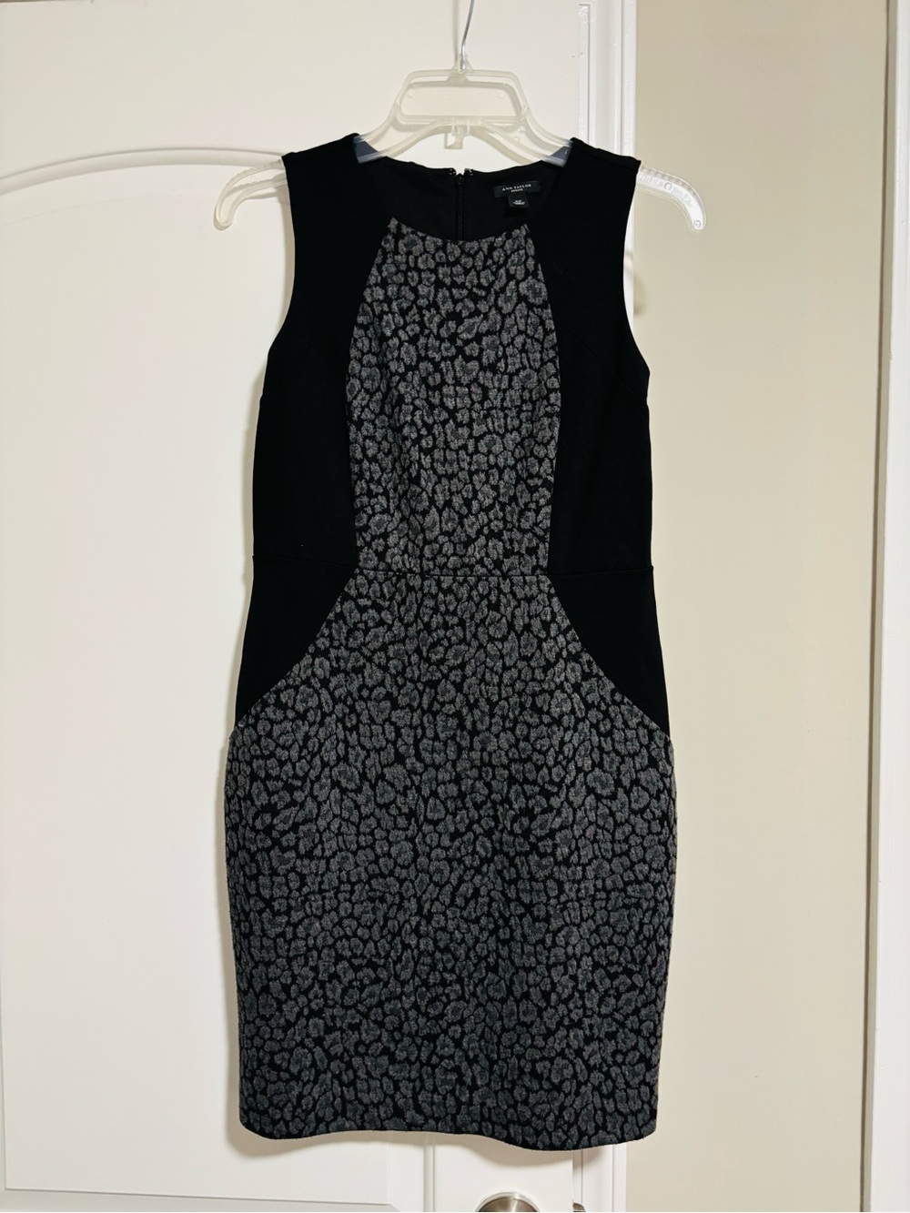 ANN TAYLOR, Sleeveless Black and Gray Patterned Sheath Dress, Size 4P